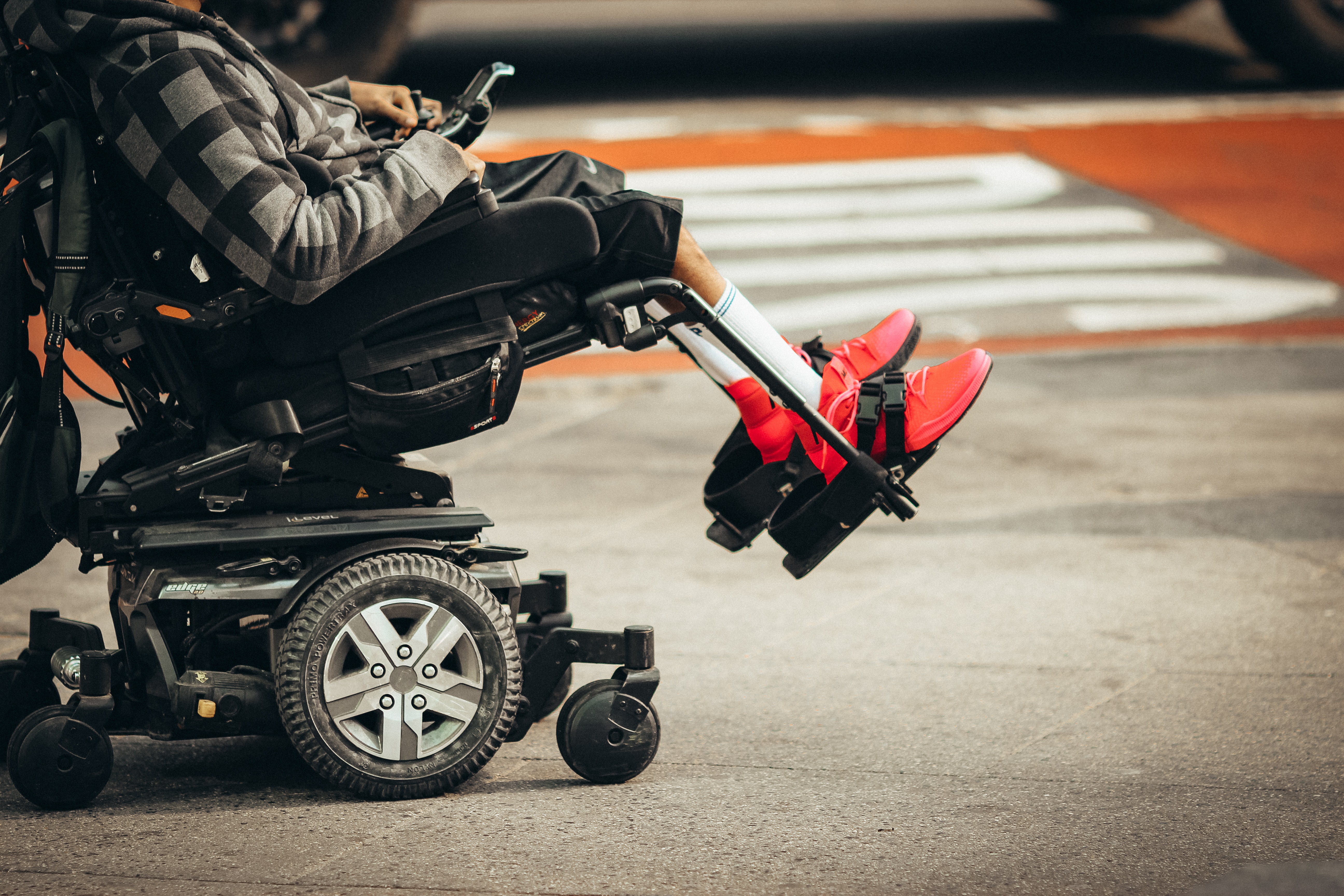 lei-da-acessibilidade - pessoa de cadeira de rodas em uma calçada 